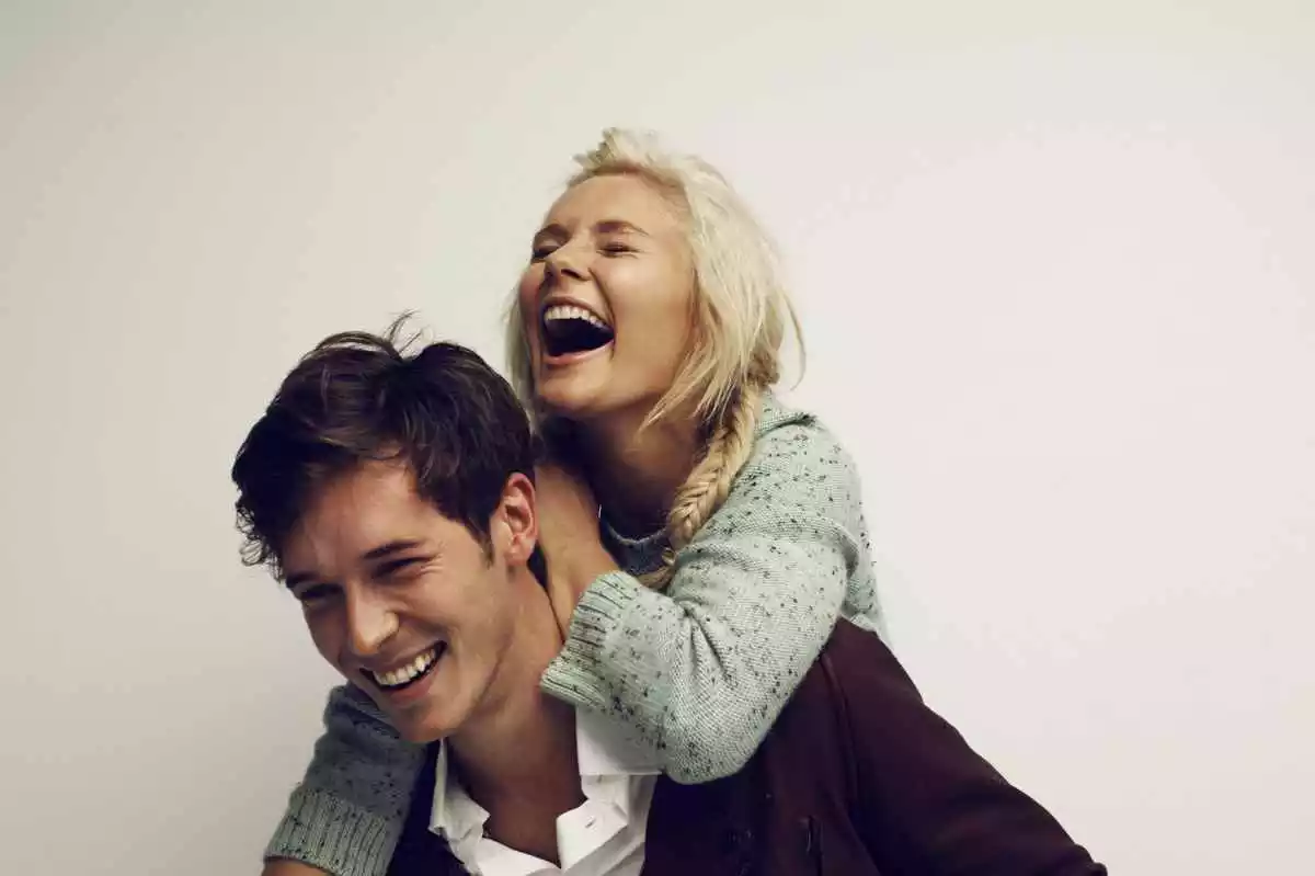 Imagen de archivo de una pareja riendo